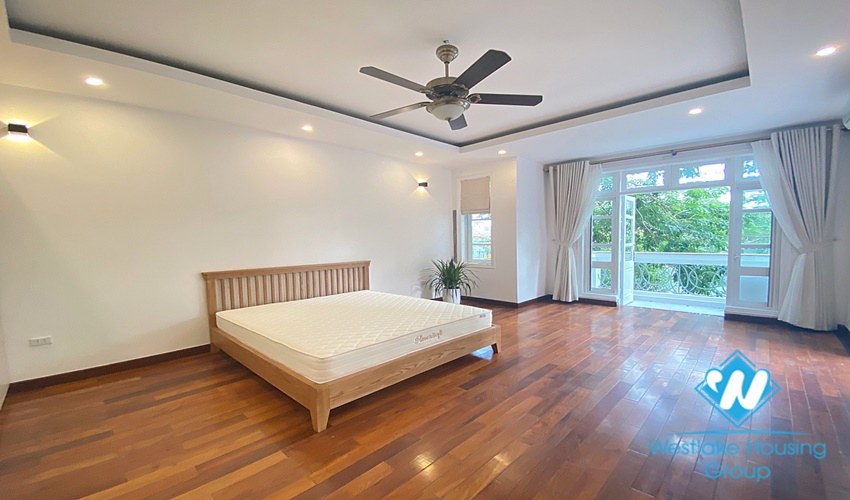 The renovating 4-bedrooms house in C block, walking distance to UNIS was buil